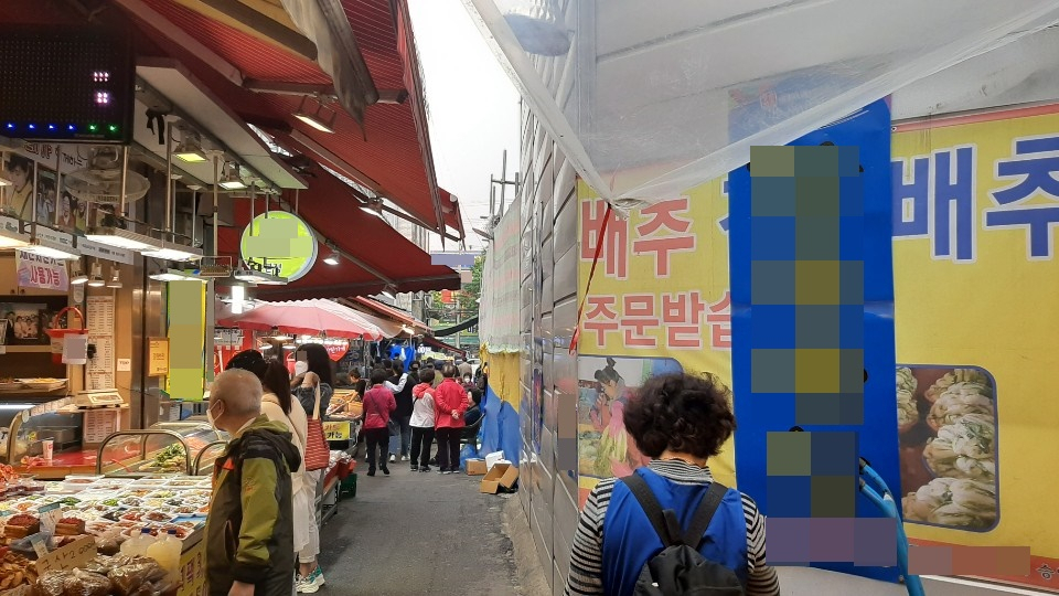 지난 10일 오후 5시께 경기 성남의 한 전통시장에서 시민들이 장을 보고 있다. 주소현 기자/addressh@heraldcorp.com