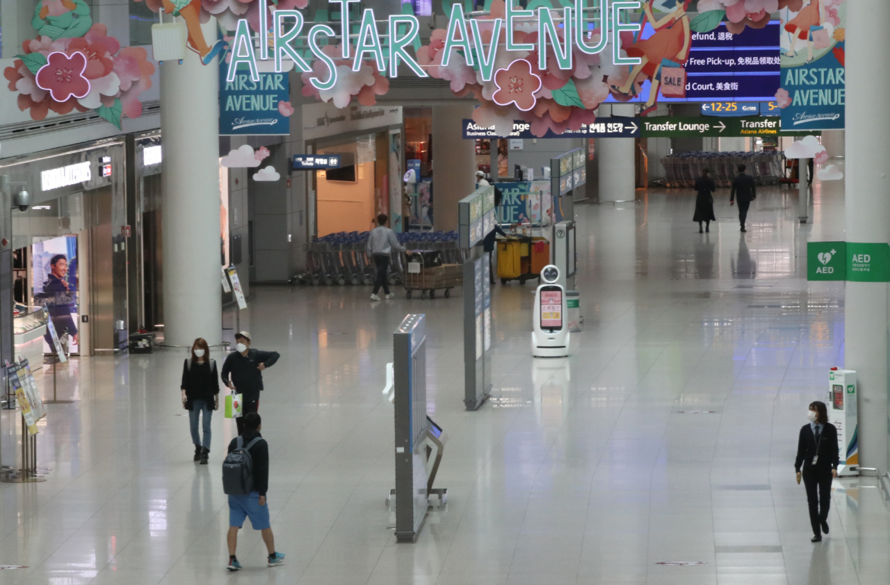 10일 오후 인천국제공항 1터미널 면세구역에 인천공항 안내로봇 에어스타가 놓여있다. [연합]