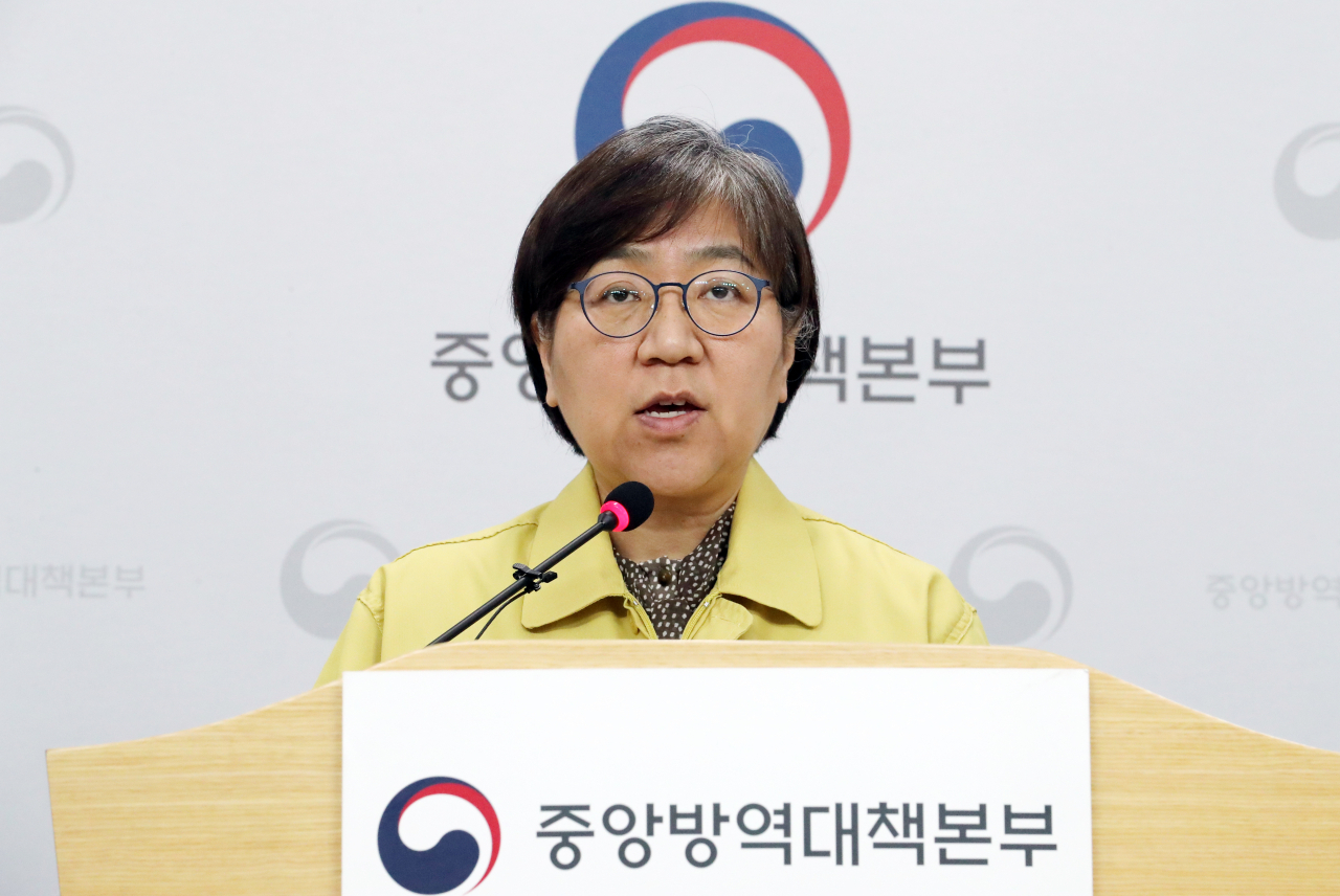 정은경 중앙방역대책본부장(질병관리본부장)이 충북 청주시 질병관리본부에서 코로나19 국내 발생 현황 및 확진 환자 중간조사 결과 등 정례브리핑에 참석하고 있다. 연합뉴스