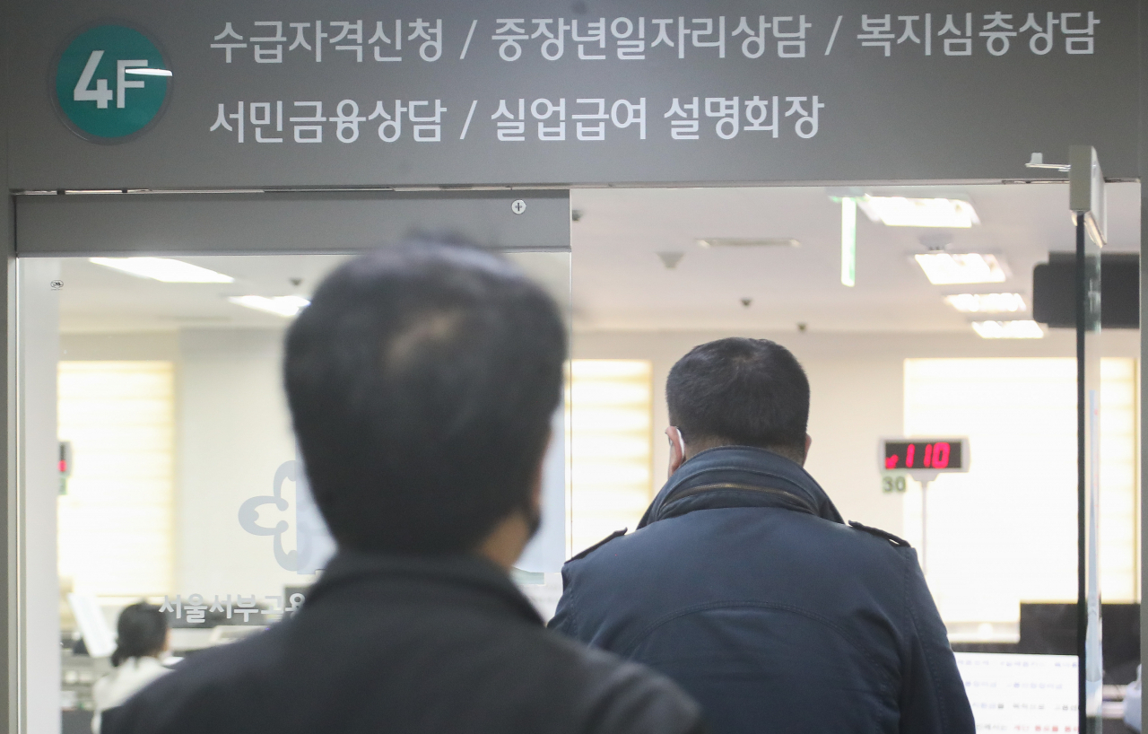 문재인 대통령은 취임 3년을 맞은 지난 10일 대국민 특별연설에서 "모든 취업자가 고용보험 혜택을 받는 ‘전 국민 고용보험시대’의 기초를 놓겠다"고 강조했다. 이어 "아직도 가입해 있지 않은 저임금 비정규직 노동자들의 고용보험 가입을 조속히 추진하고, 특수고용노동자, 플랫폼 노동자, 프리랜서, 예술인 등 고용보험 사각지대를 빠르게 해소해 나가겠다"며 "자영업자들에 대한 고용보험 적용도 사회적 합의를 통해 점진적으로 확대해 나가겠다"고 약속했다. 사진은 지난달 28일 오후 서울 마포구 고용노동부 서울서부지청에서 민원인들이 실업급여 상담 창구로 향하고 있는 모습. [연합]