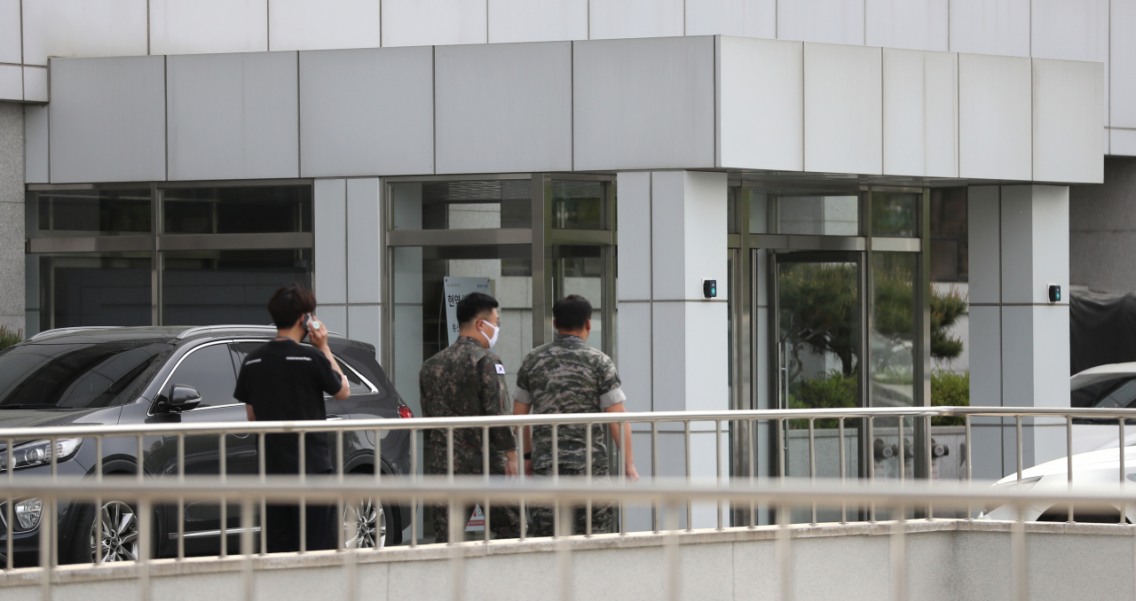 코로나19 확진 판정을 받은 국군 사이버사령부 소속 A 하사가 출입한 서울 용산구 국방부 별관 앞으로 마스크를 쓴 장병들이 걸어가고 있다.[연합]
