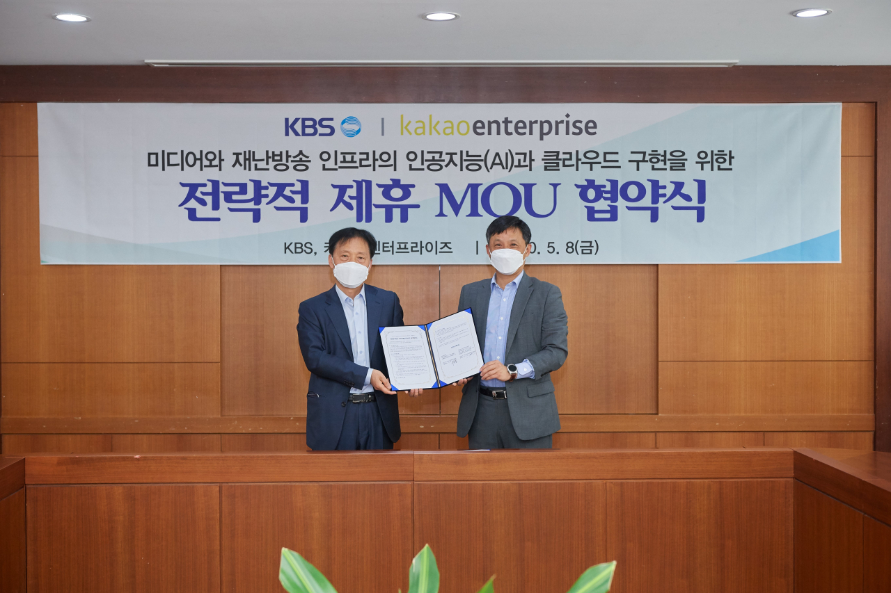 이창형 KBS 기술본부장(왼쪽), 최진민 카카오엔터프라이즈 부사장(오른쪽)이 8일 업무협약을 맺은 후 기념사진을 찍고 있다. [카카오엔터프라이즈 제공]