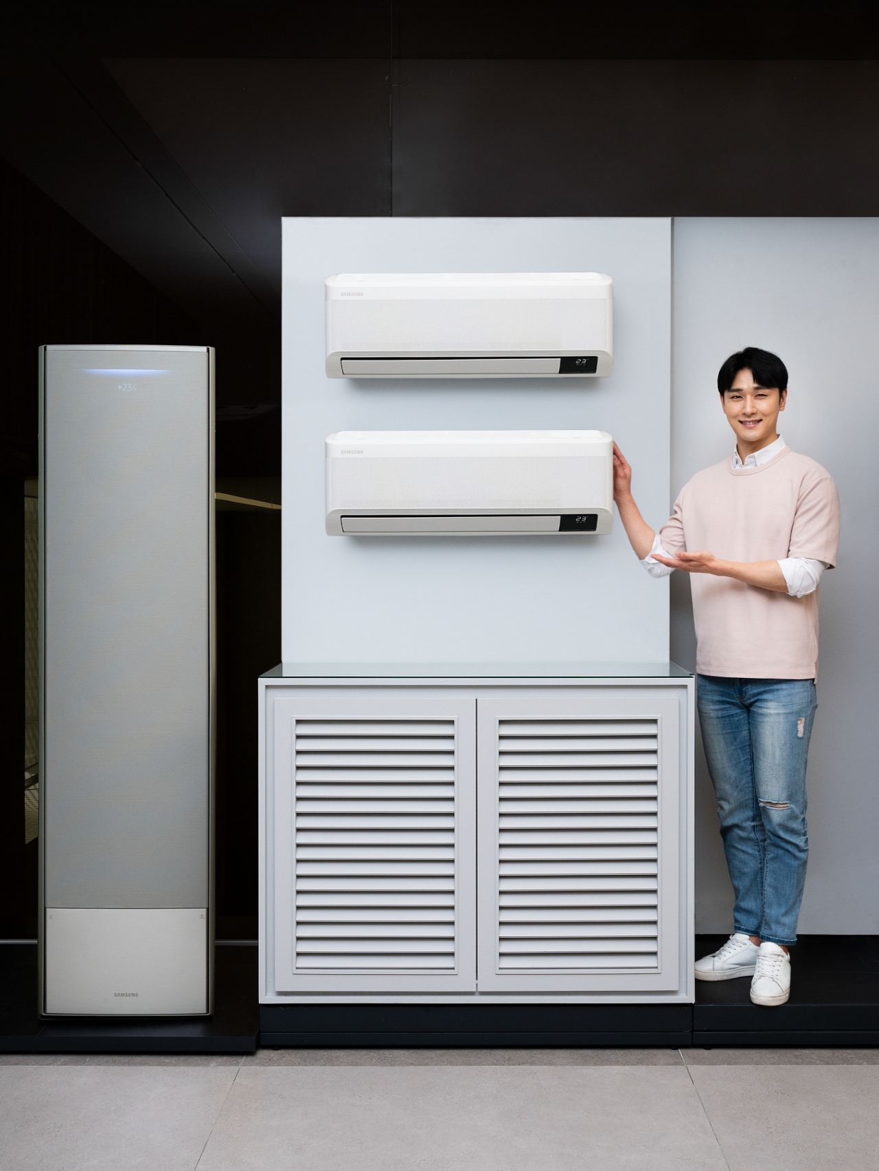 삼성전자 모델이 삼성디지털프라자 삼성대치점에서 무풍에어컨 '방방멀티' 패키지를 소개하고 있다. [삼성전자 제공]