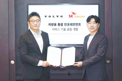 이윤모 볼보자동차코리아 대표이사(사진 왼쪽)와 이종호 SKT 모빌리티 사업단장이 ‘차량용 통합 인포테인먼트 서비스 기술 공동 개발 계약’을 체결한 후 기념촬영을 하고 있다. [SK텔레콤 제공]