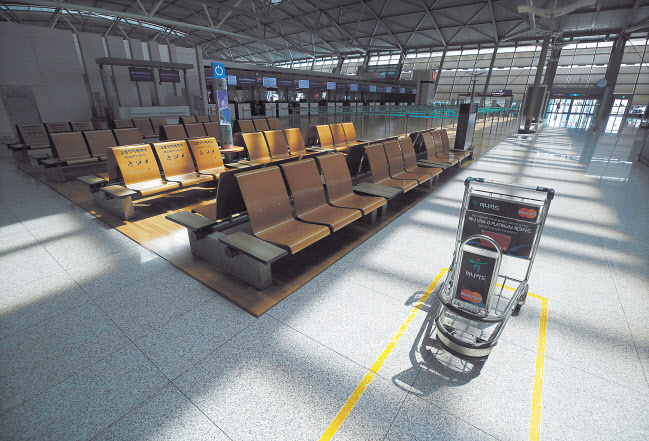 7일 오전 인천국제공항 1터미널 출국장이 한산하다. 신종 코로나바이러스 감염증(코로나19) 확산 사태가 일어난 지난 2월 말 이후 공항 이용객은 90% 이상 감소했다. [연합]