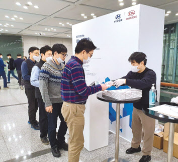 ‘나눔 프로젝트’에 현대·기아차 본사 직원들이 무인 기부 단말기를 통해 나눔 실천을 하고 있다. [현대·기아차 제공]