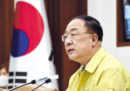 문재인 정부가 집권 4년차에 접어든 가운데 청와대와 국무조정실 등 경제정책 핵심라인에 기획재정부 출신 인사들이 포진하면서 기재부 및 홍남기 부총리의 정책 주도력이 강화될 것으로 예상된다. 홍남기 부총리 겸 기재부 장관이 지난 7일 정부서울청사에서 ‘제2차 비상경제 중앙대책본부 회의’를 주재하고 있다. [기획재정부 제공]