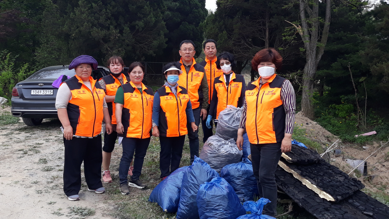 이천 모가면 의용소방대원 우레탄 분진 제거. [이천시 제공]