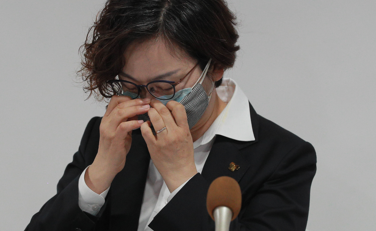 최근 일본군 ‘위안부’ 피해 생존자 이용수 할머니가 정의기억연대(정의연)의 활동에 대해 비판을 제기한 것과 관련해 정의연이 11일 오전 서울 마포구 인권연대 사람에서 기자회견을 열었다. 회견장에서 이나영 정의연 이사장이 마스크를 고쳐 쓰고 있다. [연합]