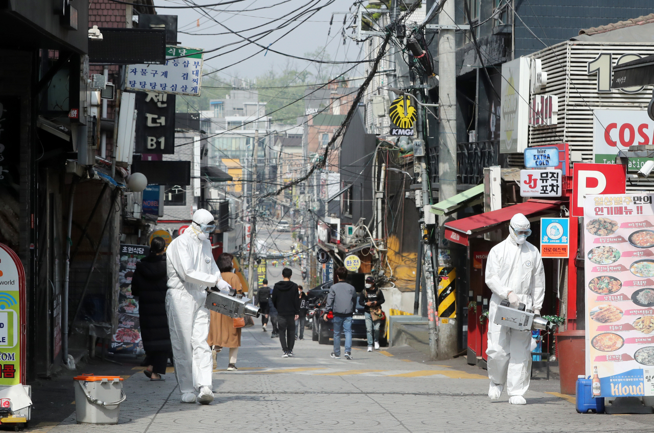 11일 서울 용산구 보건소 관계자들이 이태원 유흥밀집 거리를 방역하고 있다. [연합]