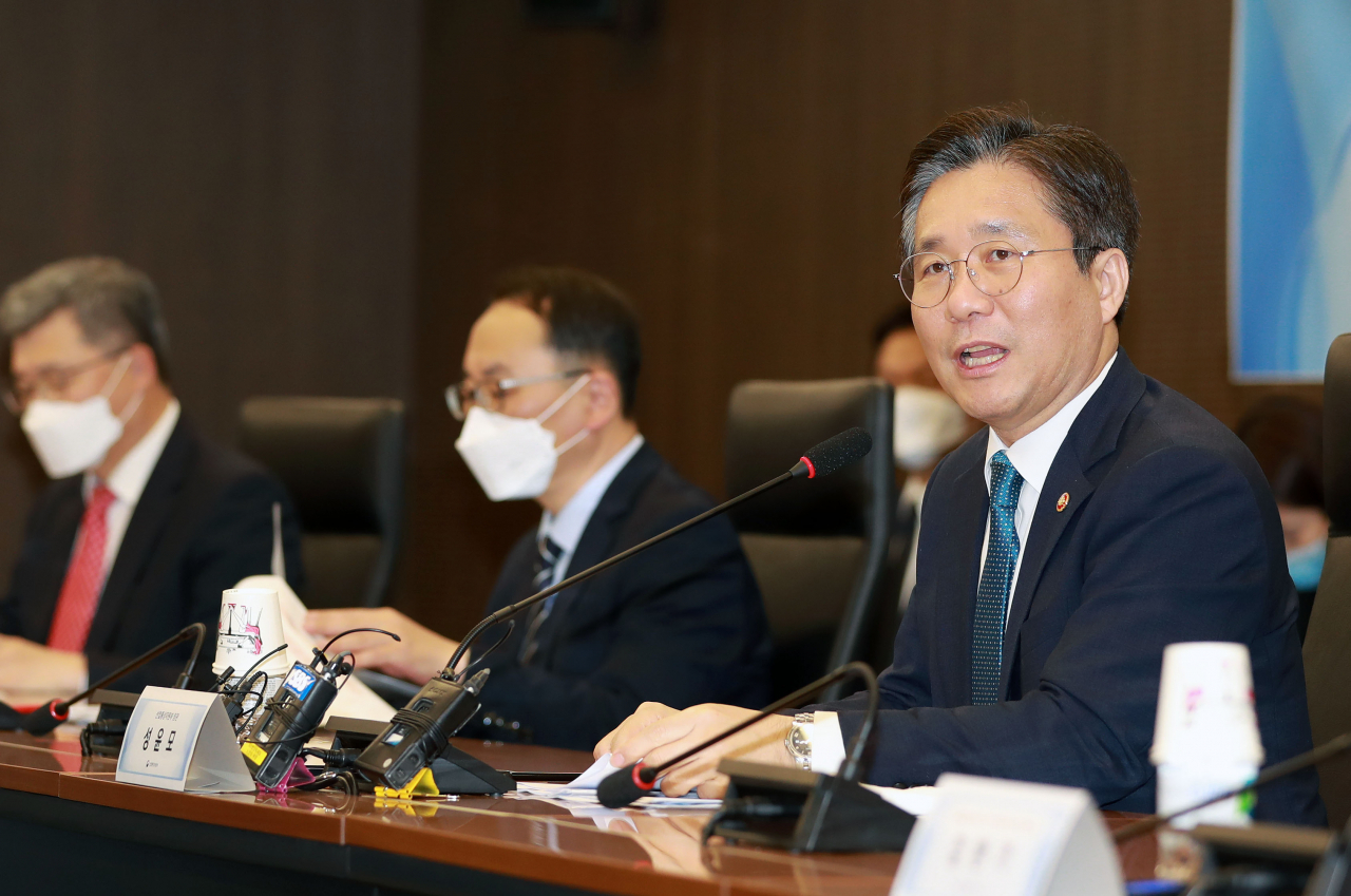 성윤모(오른쪽 첫번째) 산업통상자원부 장관이 11일 서울 대한상공회의소에서 열린 ‘제2차 포스트 코로나 산업전략 대화’에서 인사말을 하고 있다. ［산업통상자원부 제공］
