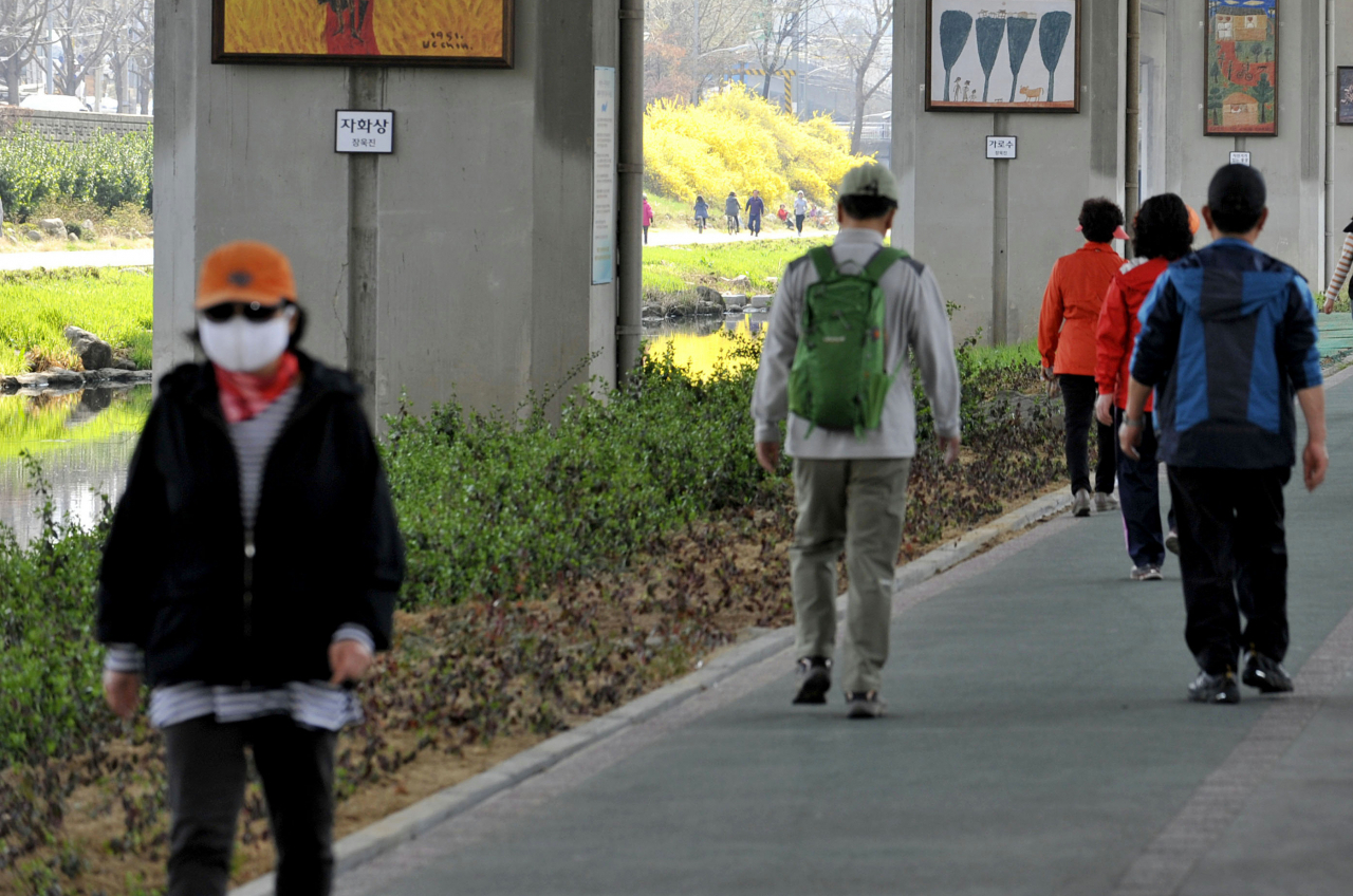 서대문구가 ‘홍제천 스마트 둘레길 따라 나 혼자 걷기’ 챌린지를 진행한다. 사진은 홍제천 변을 산책하는 시민들 모습. [서대문구 제공]