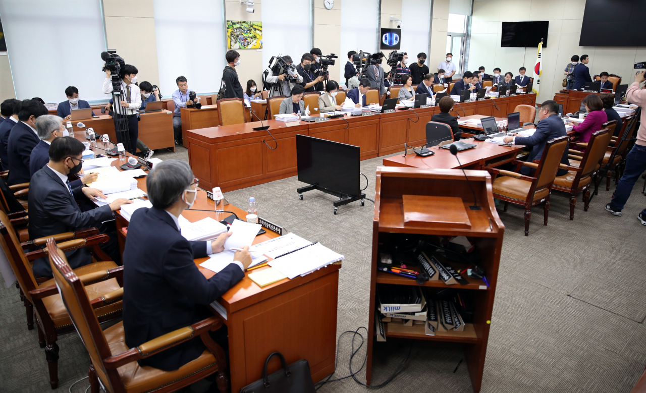 지난 7일 오전 국회에서 열린 과학기술정보방송통신위원회 전체회의에서 노웅래 위원장이 의사봉을 두드리고 있다. [연합]