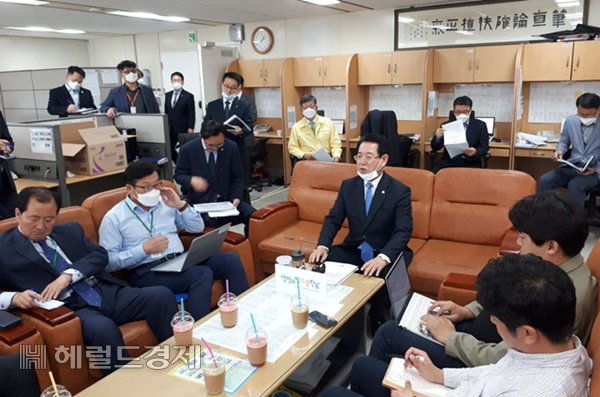 김영록 전남지사가 11일 오후 2시 도청 브리핑룸에서 기자 간담회를 갖고 있다. /박대성 기자