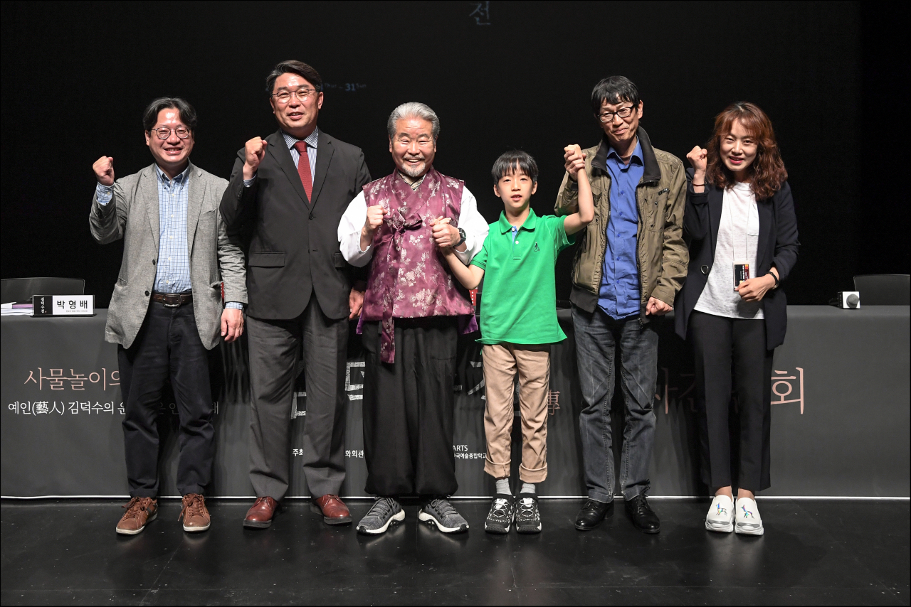 11일 오전 열린 ‘김덕수전’ 기자간담회에 참석한 이동연 예술감독, 박형배 현대차 정몽구재단 사무총장, 김덕수, 강리우, 박근형 연출, 오정화 세종문화회관 공연기획팀장(왼쪽부터)[세종문화회관 제공]