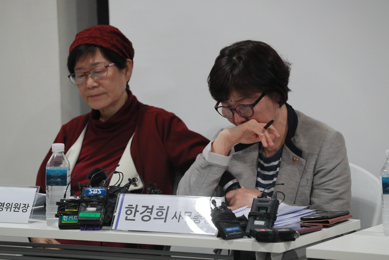 이용수 할머니가 일본군성노예제문제해결을 위한 정의기억연대의 활동에 대해 비판을 제기한 것에 대응해 정의기억연대가 기자회견을 연 11일 오전 한경희 사무총장이 발언을 하며 울먹이고 있다. [연합]