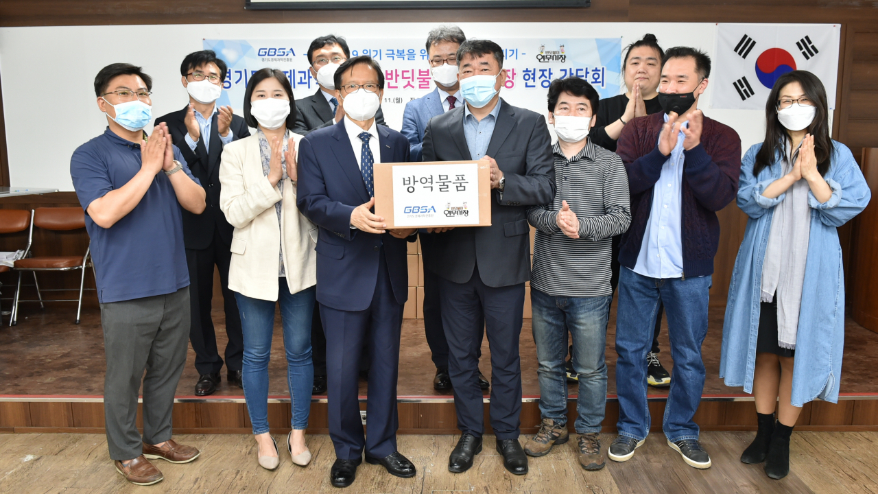 11일 반딧불이 연무시장 상인회 사무실에서 열린 경과원과 반딧불이 상인회 간 정담회. (왼쪽부터)경과원 김기준 원장이 반딧불이 연무시장 서광석 상인회장에게 시장 방역도움을 위한 방역물품을 전달하고 있다.