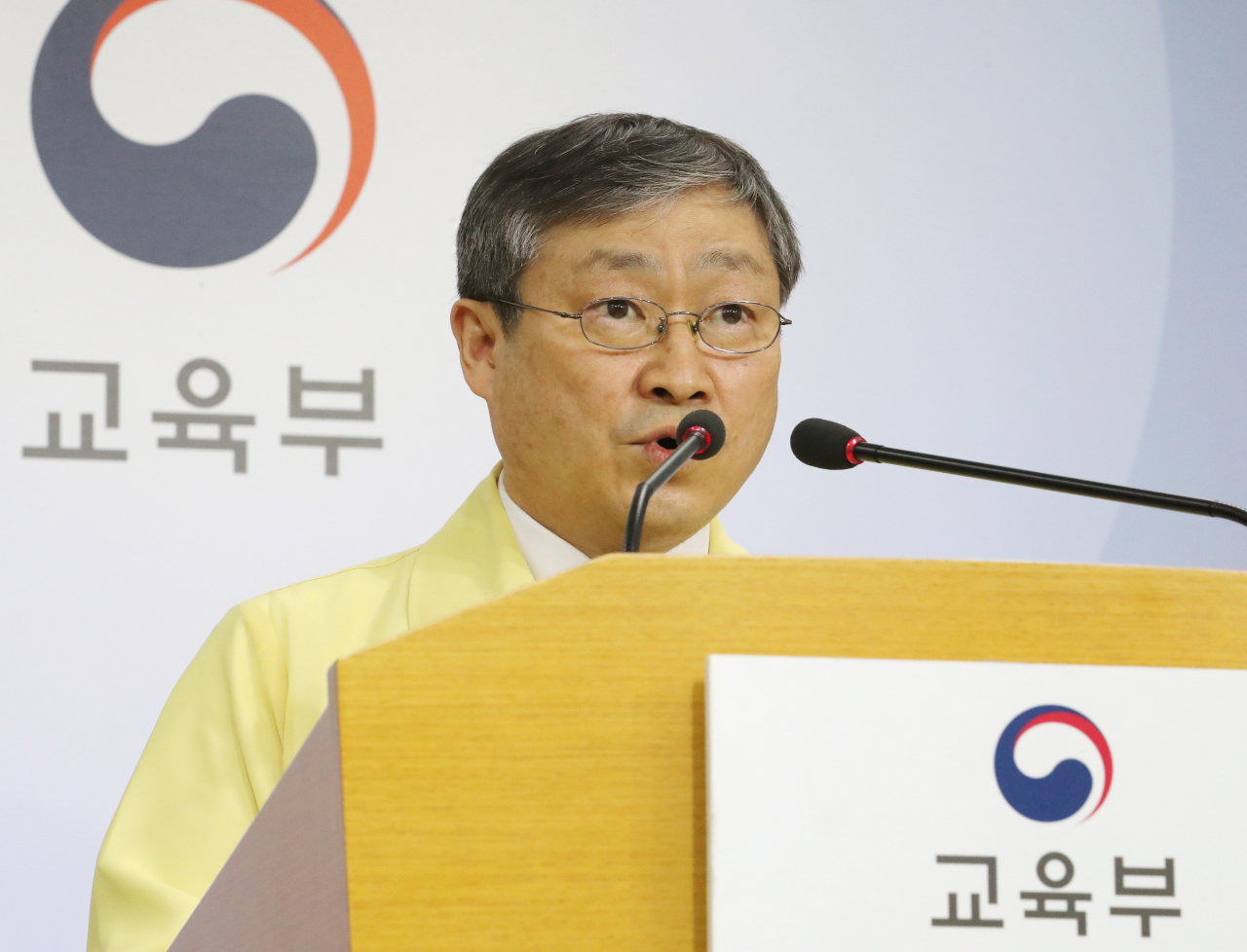 박백범 교육부 차관은 11일 오후 정부세종청사에서 열린 브리핑에서 이태원 집단감염 사태를 고려해 학년별 등교수업 시작일을 일주일 뒤로 미룬다고 밝혔다. 사진은 박 차관이 지난 7일 세종시 정부세종청사에서 등교 관련 가이드라인을 발표하는 모습. [연합]