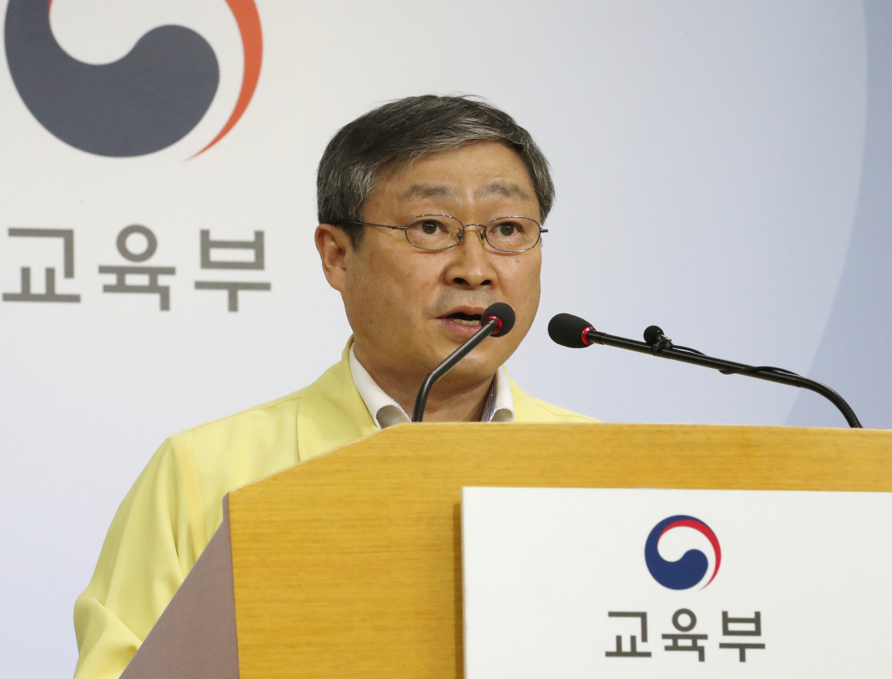 박백범 교육부 차관이 11일 오후 세종시 정부세종청사에서 등교수업 일주일 재연기 발표를 하고 있다. [연합]