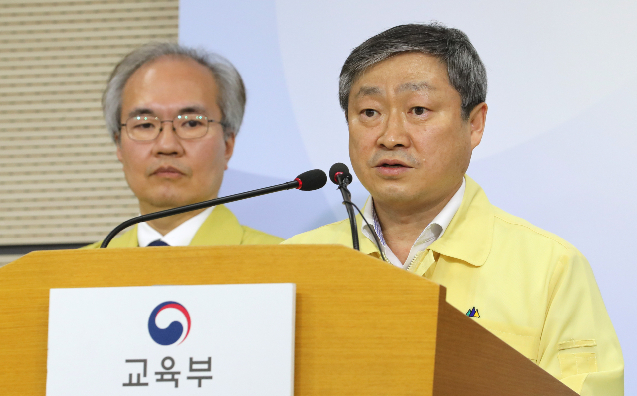 박백범 교육부 차관(오른쪽)이 11일 오후 세종시 정부세종청사에서 등교수업 일주일 재연기 발표를 마친 뒤 취재진의 질문에 답변하고 있다. 왼쪽은 배석한 권준욱 중앙방역대책부본부장(국립보건연구원장). [연합]