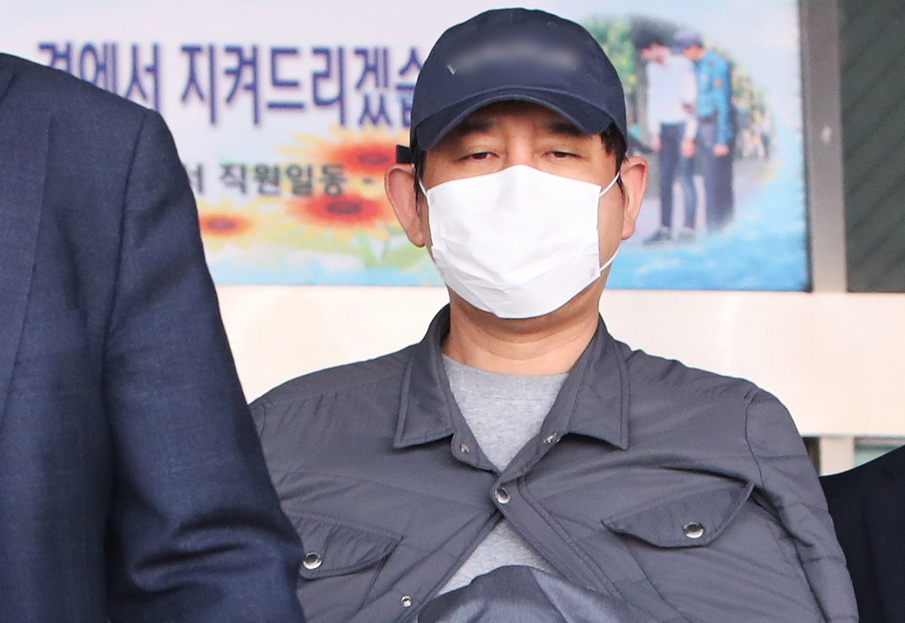5개월간의 도피행각 끝에 붙잡힌 1조원대 환매중단 사태를 빚은 라임자산운용의 전주(錢主)로 지목된 김봉현 스타모빌리티 회장이 경찰 조사를 받기 위해 나오는 모습. [연합]