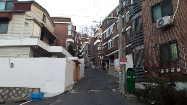 정부가 빈집을 활용한 공유주택(셰어하우스) 확산 유도에 나섰지만, 여전히 공유주택에 대한 법적 개념과 관련 제도가 마련돼 있지 않아 활성화가 쉽지 않다는 지적이 나온다. 사진은 서울 서대문구 연희동 빌라 밀집 지역 모습. [헤럴드경제DB]
