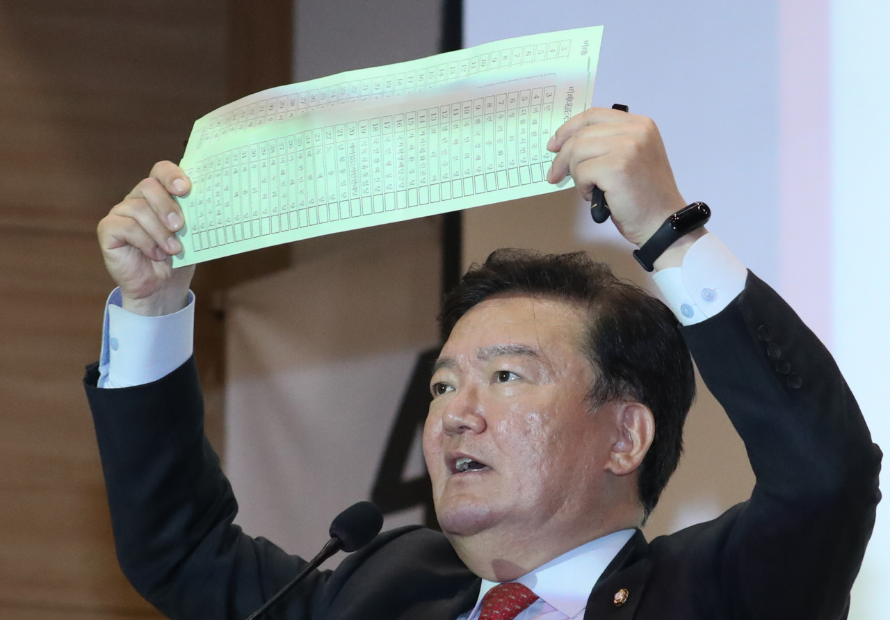 지난 11일 오후 서울 여의도 국회 의원회관에서 열린 4·15총선 의혹 진상규명과 국민주권회복 대회에서 민주당 미래통합당 의원이 투표관리관의 날인 없이 기표되지 않은채 무더기로 비례투표용지가 발견됐다고 주장하고 있다. [연합]