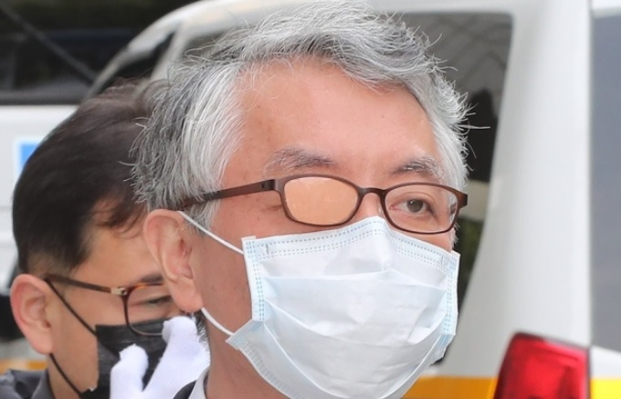 ‘미공개 정보 주식거래 의혹’을 받는 문은상 신라젠 대표이사가 지난 11일 오전 구속 전 피의자 심문(영장실질심사)을 받기 위해 서울남부지법 법정으로 들어서고 있다. [연합]