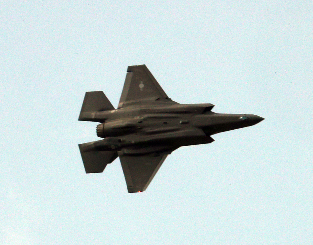 우리 공군 최초 스텔스전투기인 F-35A가 비행하고 있다.[연합]