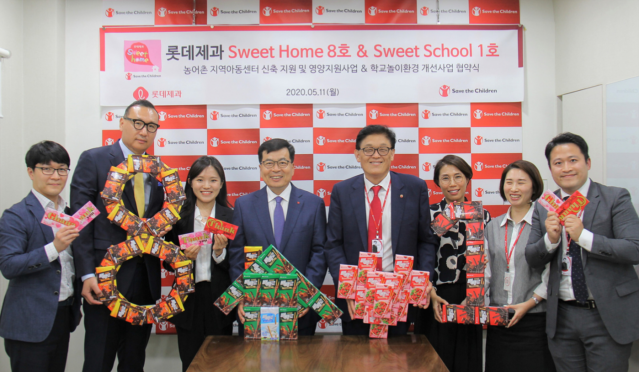 11일 스위트홈 8호점 건립 위한 협약식에 나선 (가운데 왼쪽) 민명기 롯데제과 대표이사, (가운데 오른쪽) 정태영 세이브더칠드런 사무총장 [제공=롯데제과]