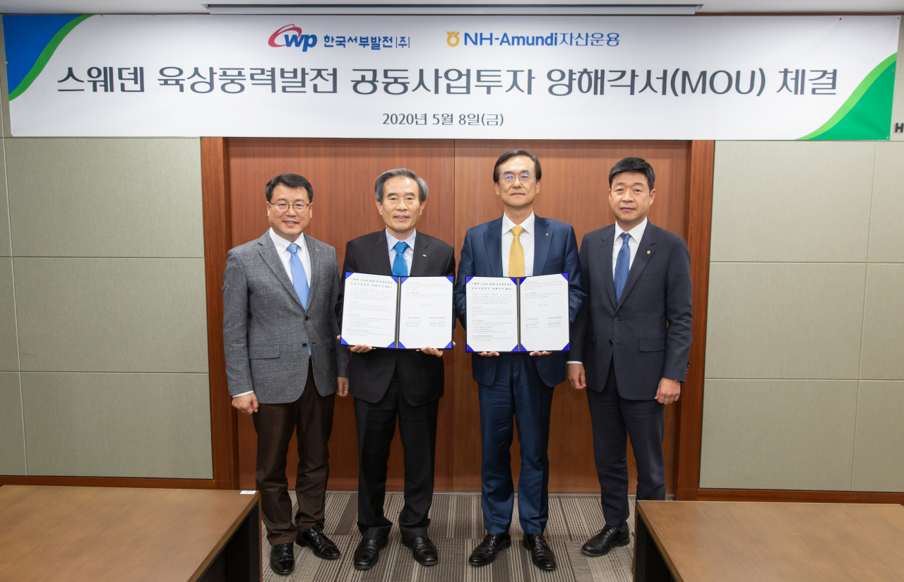 배영훈 NH아문디자산운용 대표이사(왼쪽 세 번째)와 김병숙 한국서부발전 사장(왼쪽 두 번째)이 지난 8일 스웨덴 육상풍력발전사업 공동투자 양해각서(MOU)를 체결했다.[NH아문디자산운용 제공]