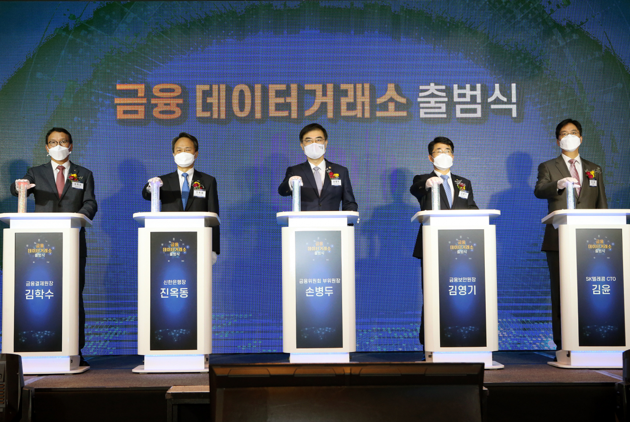 지난 11일 서울 종로구 새문안로 포시즌스 호텔에서 열린 ‘금융 데이터거래소 출범식’에서 김학수 금융결제원장(왼쪽부터), 진옥동 신한은행장, 손병두 금융위원회 부위원장, 김영기 금융보안원장, 김윤 SK텔레콤 최고기술책임자 등이 출범 퍼포먼스를 하고 있다.