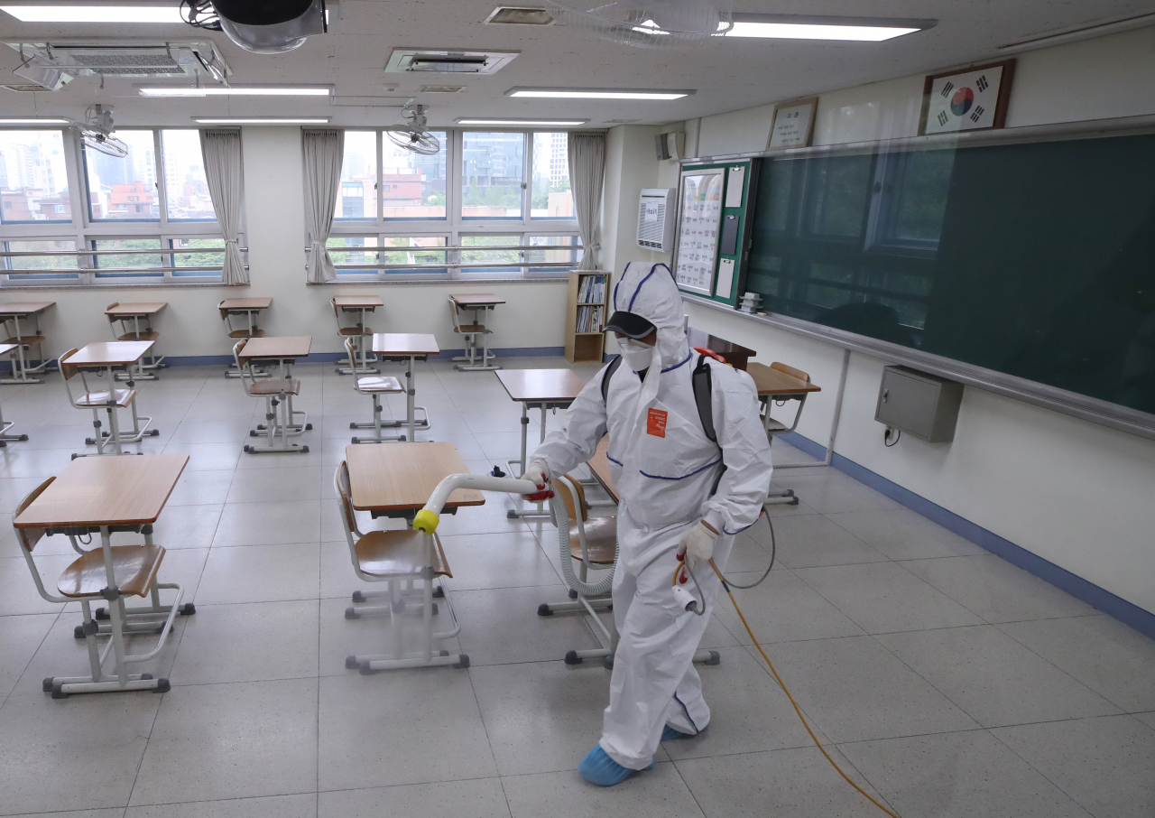 ‘이태원 클럽발(發)’ 신종 코로나바이러스 감염증(코로나19) 집단 감염으로 학교들의 등교 재연기가 발표된 지난 11일 오후 서울 성동구 성수고 3학년 교실에서 방역업체 관계자가 교실 소독을 하고 있다. [연합]