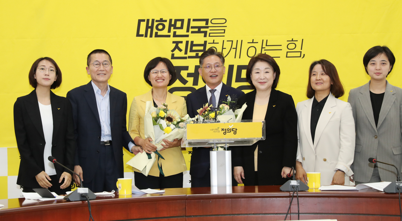 심상정 정의당 대표(오른쪽 세번째)가 12일 오전 서울 여의도 국회에서 21대 국회 정의당 1기 원내지도부 선출 결과 발표 행사에서 배진교 신임 원내대표(가운데)와 강은미 원내수석부대표(왼쪽 세번째) 등과 기념촬영을 하고 있다. [연합]