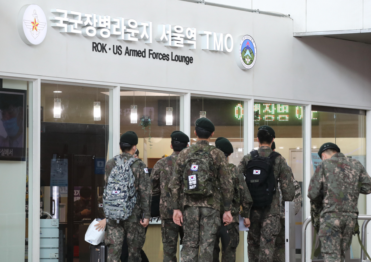 휴가를 나온 군인들이 지난 11일 서울역 여행 장병 안내소(TMO)로 향하고 있다.[연합]