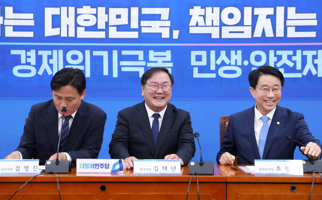 김태년 더불어민주당 원내대표(가운데)와 조정석 정책위의장이 12일 오전 서울 여의도 국회에서 열린 원내대책 회의에서 밝게 웃고 있다. [연합]