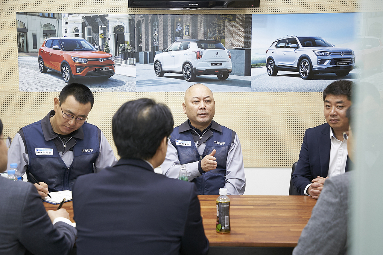 쌍용자동차 노동조합 정일권 위원장(사진 윗줄 가운데)이 지난 6일 쌍용자동차 광교대리점을 방문해 중부지역 영업본부 관계자들과 대화를 나누고 있다. [쌍용차 노동조합 제공]