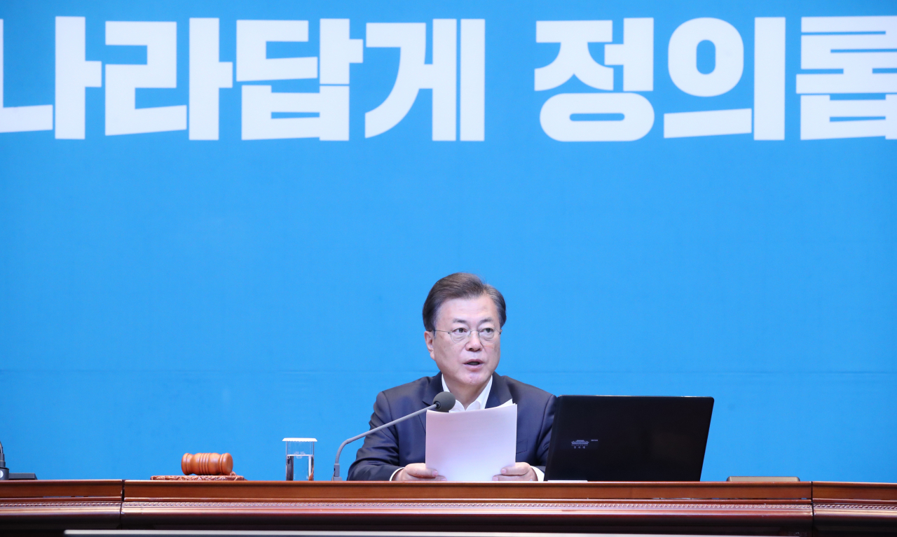 문재인 대통령이 12일 오전 청와대에서 국무회의를 주재하고 있다. 연합뉴스