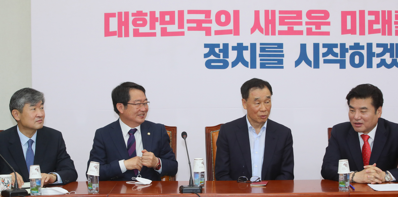 백승주 미래한국당 원내수석부대표(왼쪽 두번째)가 조태용 대변인(왼쪽 첫번째), 김기선 정책위의장(오른쪽 두번째), 원유철 대표와 12일 국회에서 열린 최고위원회의에서 대화하고 있다. [연합]