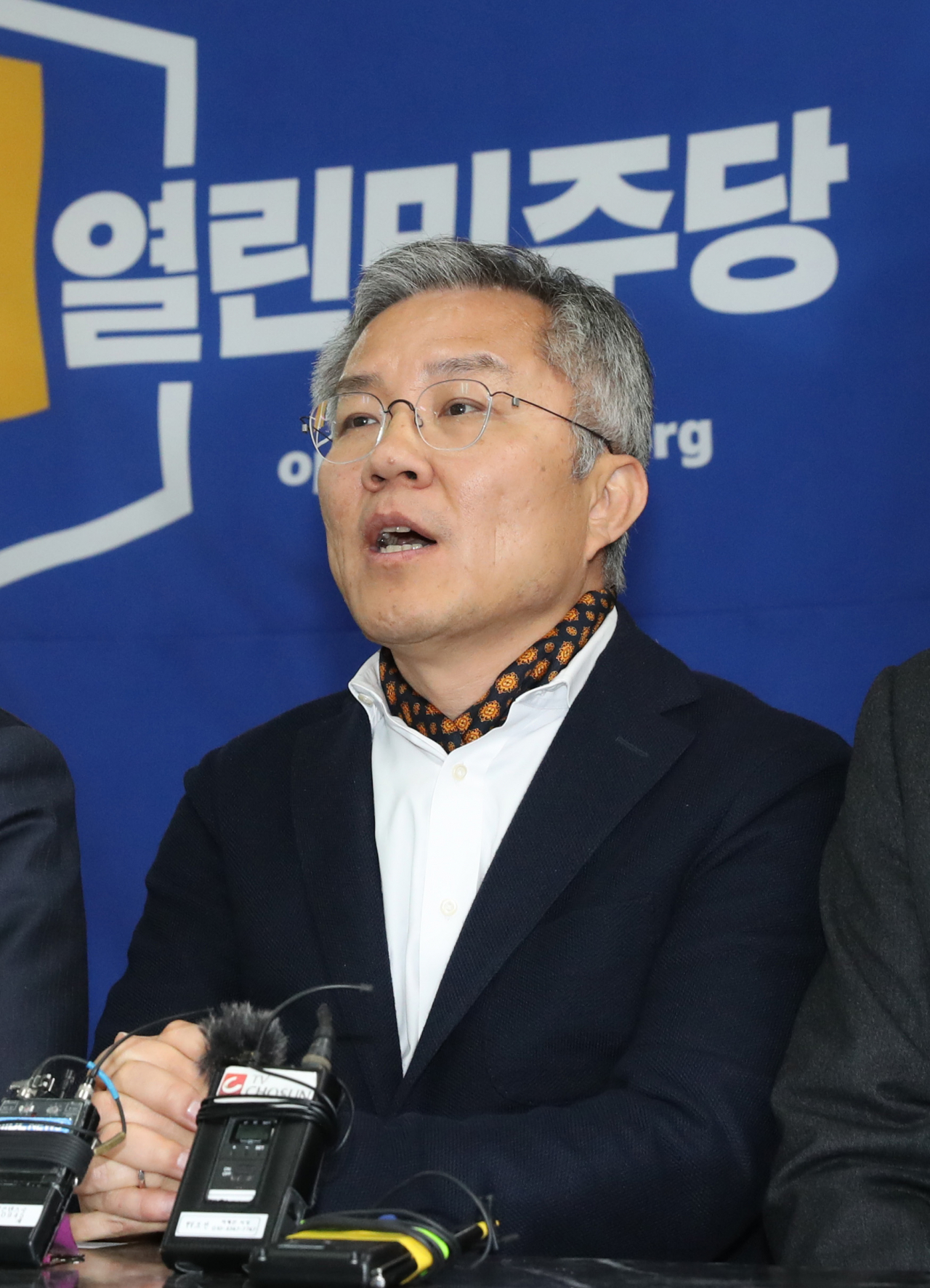 최강욱 비대위원장이 22일 오후 서울 여의도 당사에서 열린 비대위 첫 회의에서 발언하고 있다. [연합]
