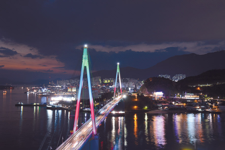 여수 돌산공원에서 내려다본 돌산대교 야경.