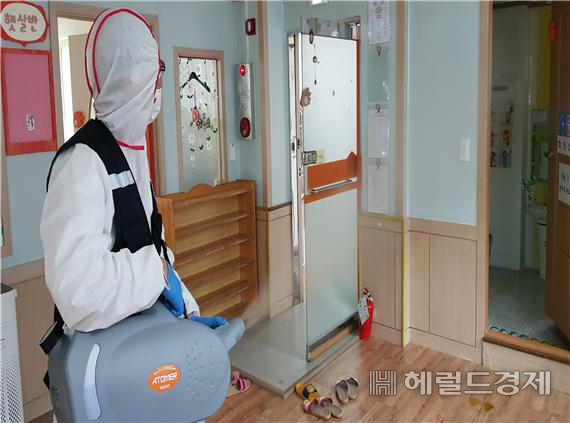 광진구 방역관계자가 어린이집을 소독하고 있다. [광진구 제공]