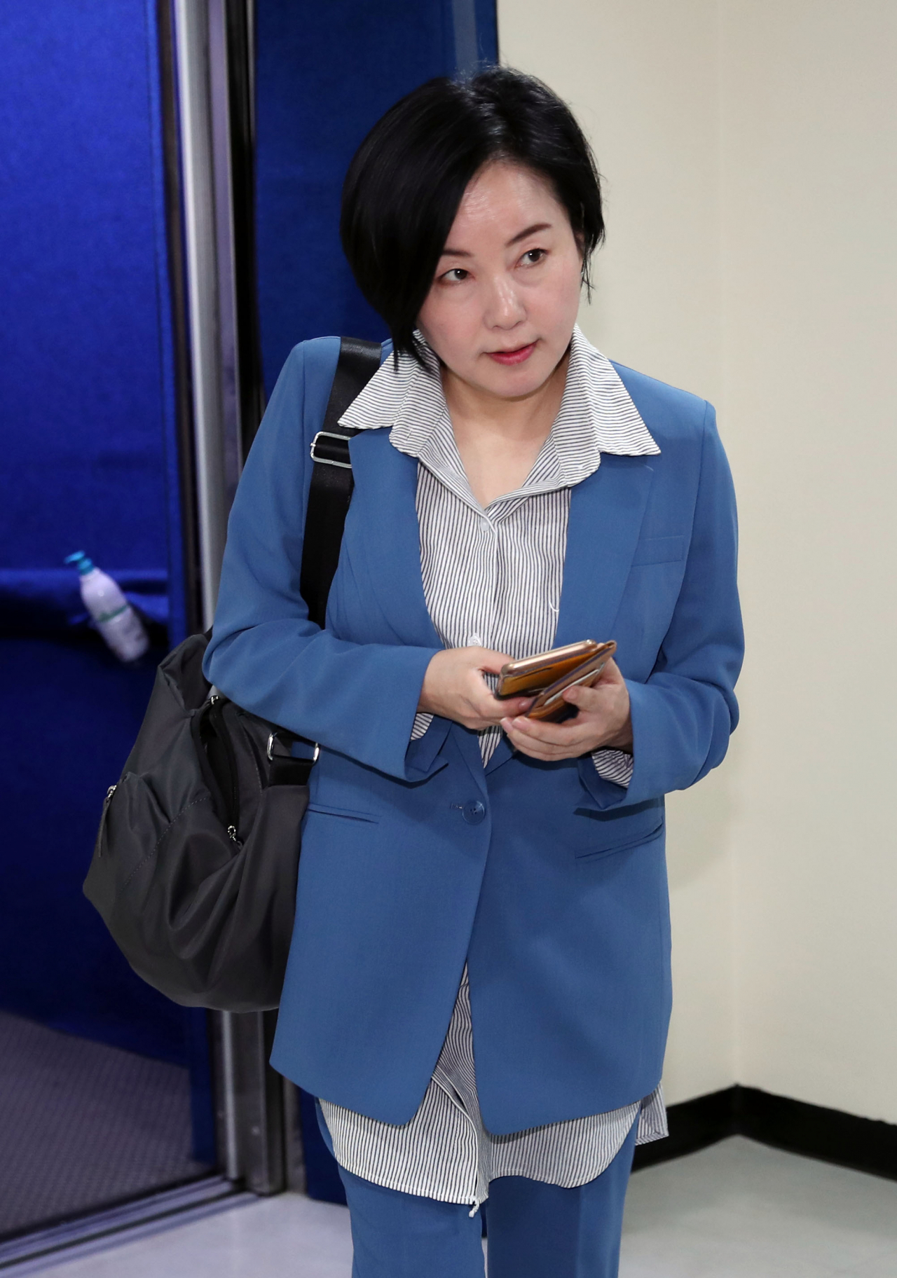 제윤경 더불어시민당 수석대변인이 12일 오전 서울 영등포구 여의도 당사에서 열린 최고위원회의에 참석하기 위해 입장하고 있다. [연합]