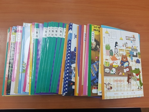 평택 안중읍행정복지센터를 방문해 도움이 필요한 아동들에게 전달해달라며 공책 42권을 기부했다. [평택시 제공]
