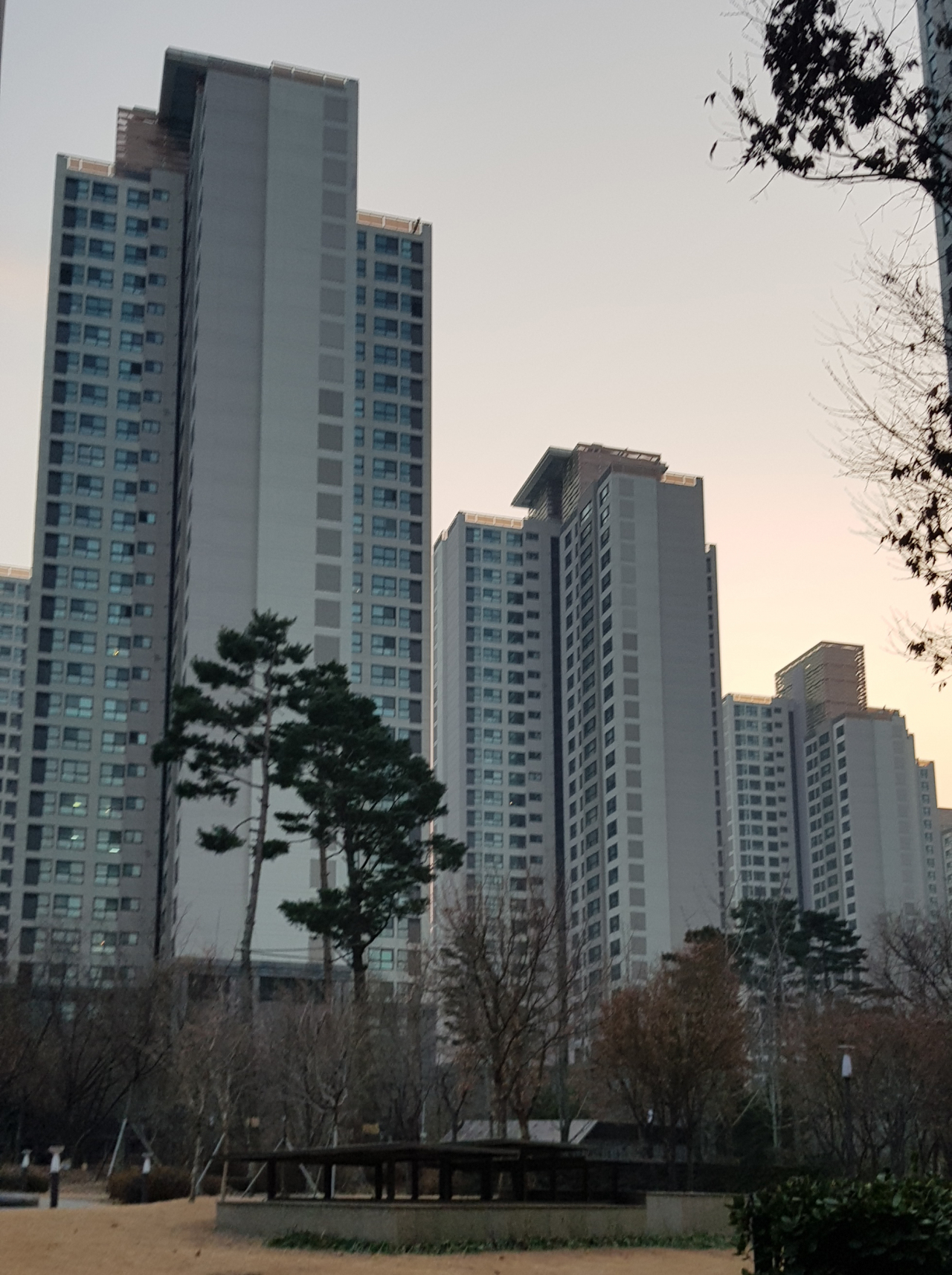 서초구 반포동 래미안퍼스티지. 최근 이 아파트 59㎡가 지난해 7월 이후 가장 낮은 거래에 계약돼 강남권 집값 하락이 본격화되는 것 아니냐는 논란이 일고 있다. [헤럴드경제DB]