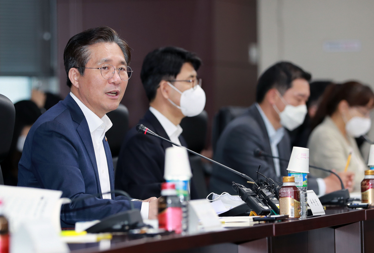 성윤모(왼쪽 첫번째) 산업통상자원부 장관이 12일 서울 한국무역보험공사에서 열린 '제20차 에너지위원회'에서 인사말을 하고 있다. ［산업통상자원부 제공］