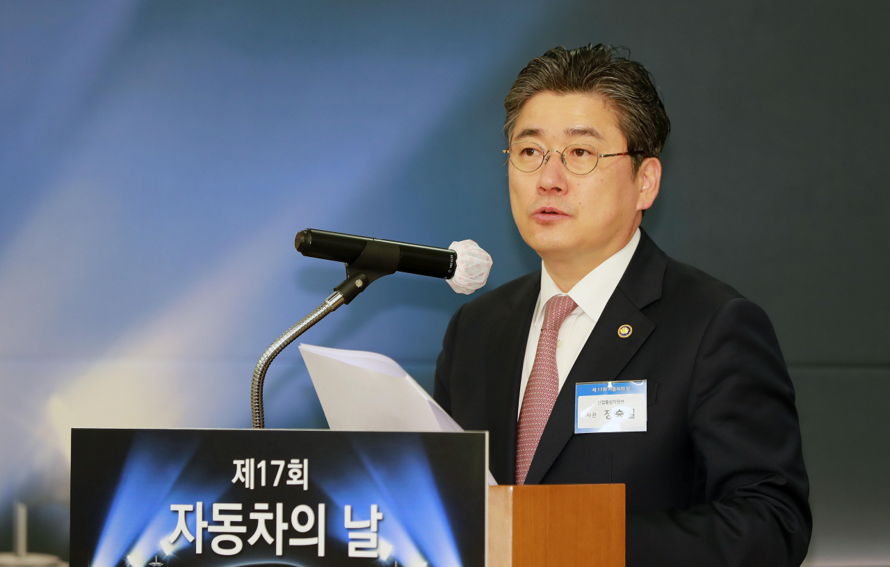 정승일 산업통상자원부 차관이 12일 서울 서초구 한국자동차산업협회에서 열린 ‘제17회 자동차의 날 전수식’에서 축사를 하고 있다. [제공］