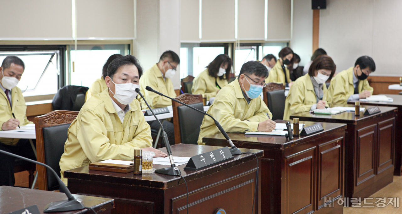 이창우 구청장이 12일 오전 이태원 클럽 관련 코로나19 확산 방지를 위해 확대간부회의를 주재하고 있다. [동작구 제공]