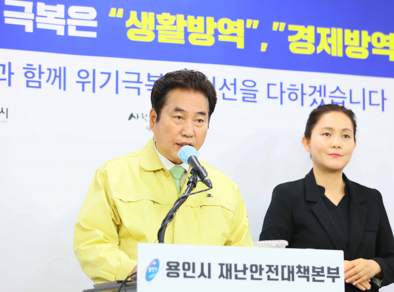 페북 라이브방송에서 경제지원 대책을 밝히는 백군기 용인시장. [용인시 제공]