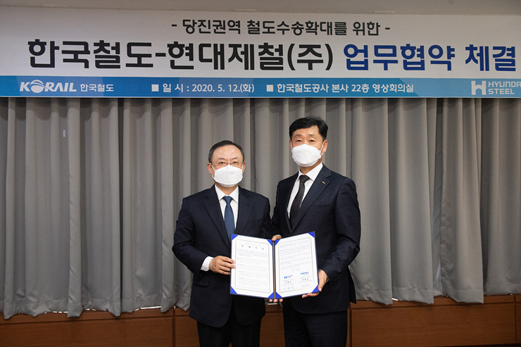 협약 맺는 서명진(왼쪽) 현대제철 부사장과 정왕국 한국철도 부사장 [한국철도 제공]